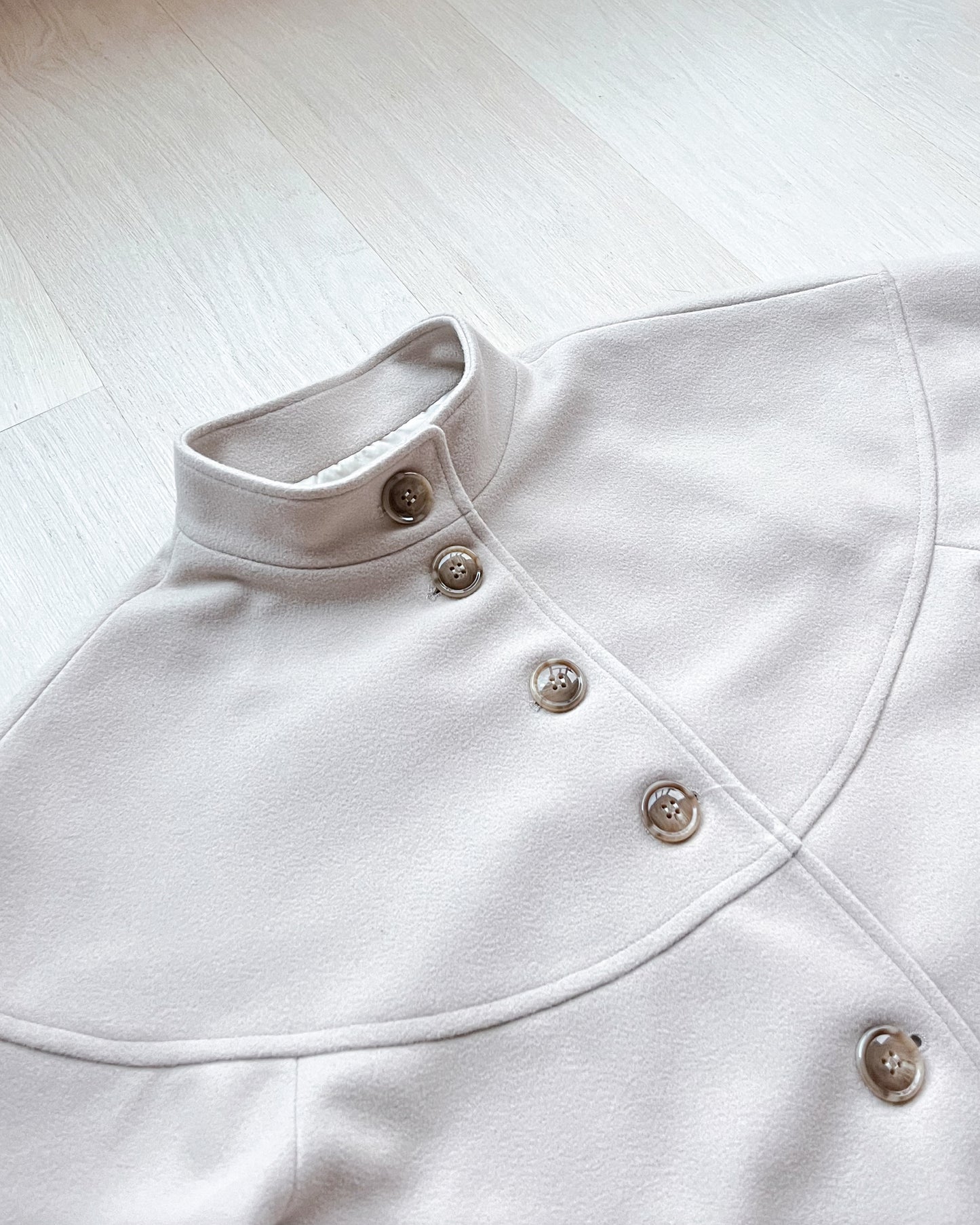 米色企領薄絨長褸 | Chifa Select