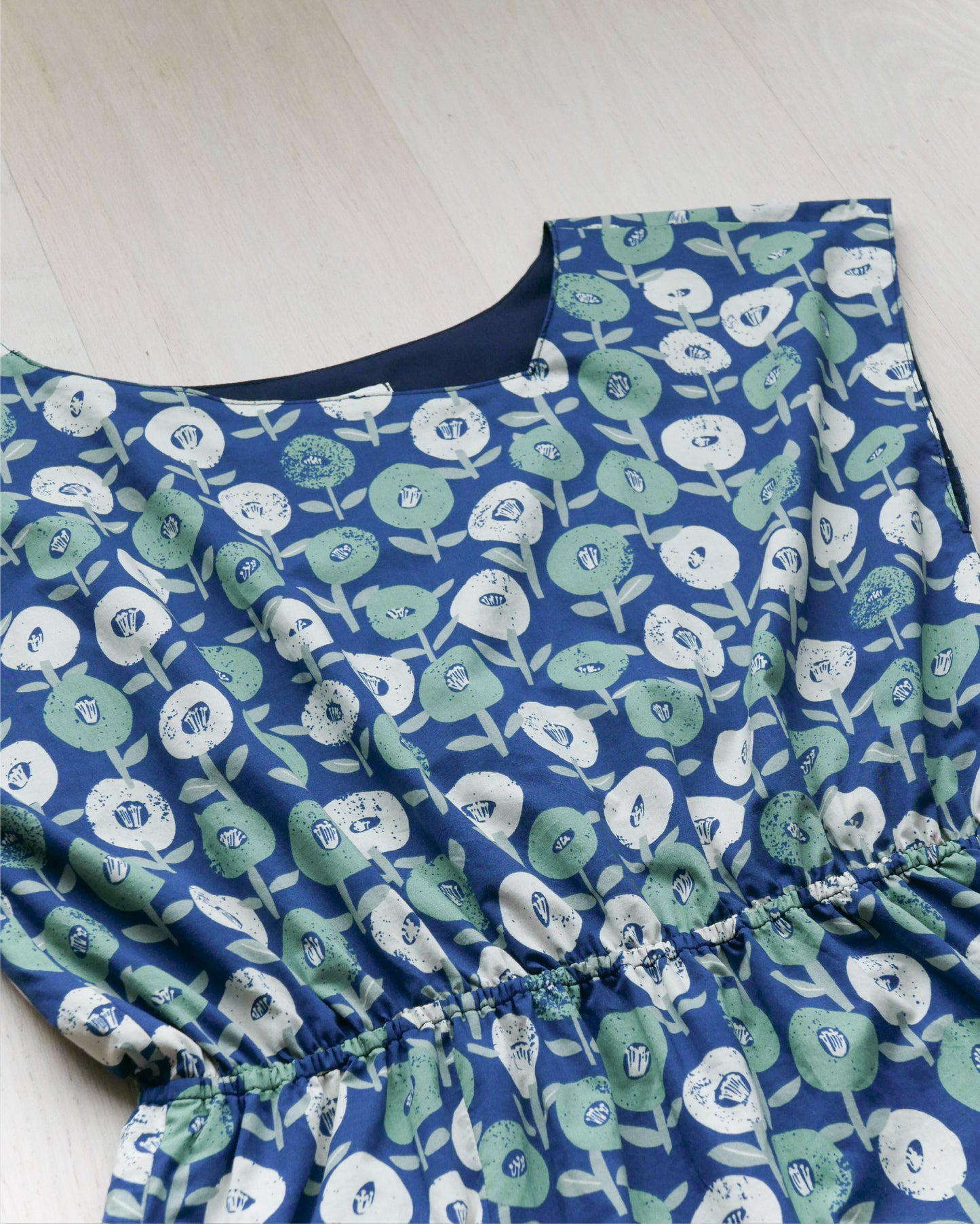 法式袖束腰連身裙 - 藍綠印花 | Made by Chifa