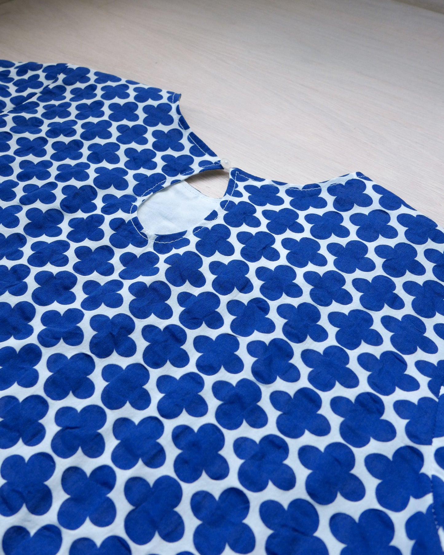 燈籠袖皺皺布涼爽上衣 - 藍白花花 | Made by Chifa