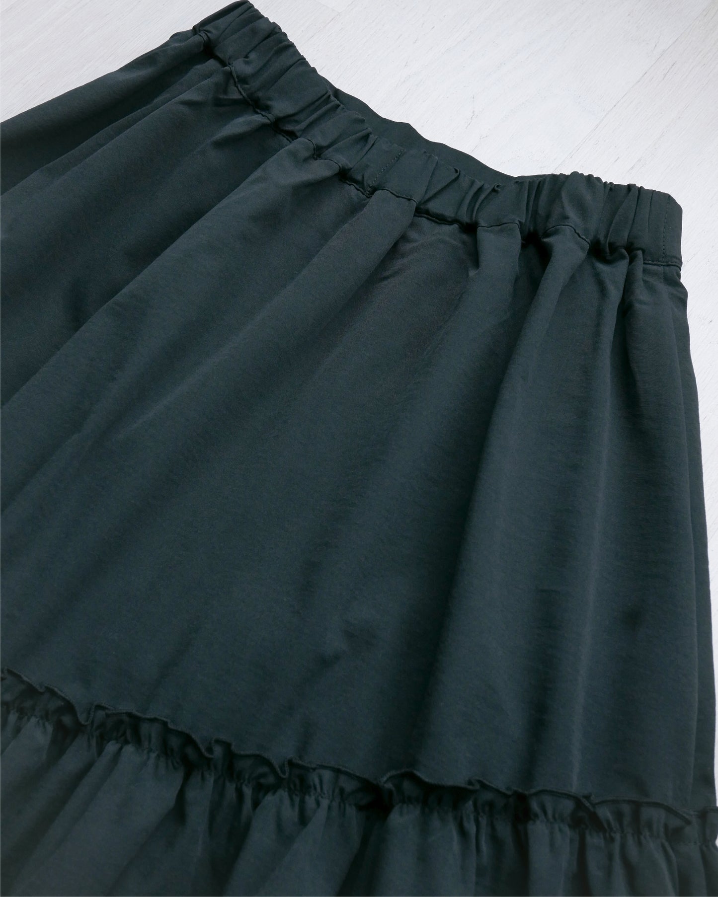 半橡筋腰不規則layers長裙 - 黑 | Chifa Select