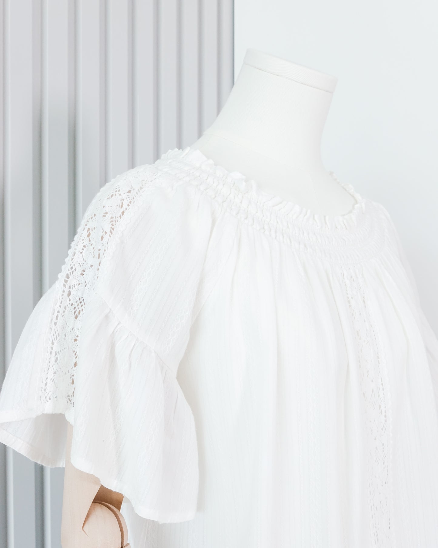 OLIVE DES OLIVE Dobby Flared Top with Lace Detail 暗紋傘下擺上衣 | KOMMONS