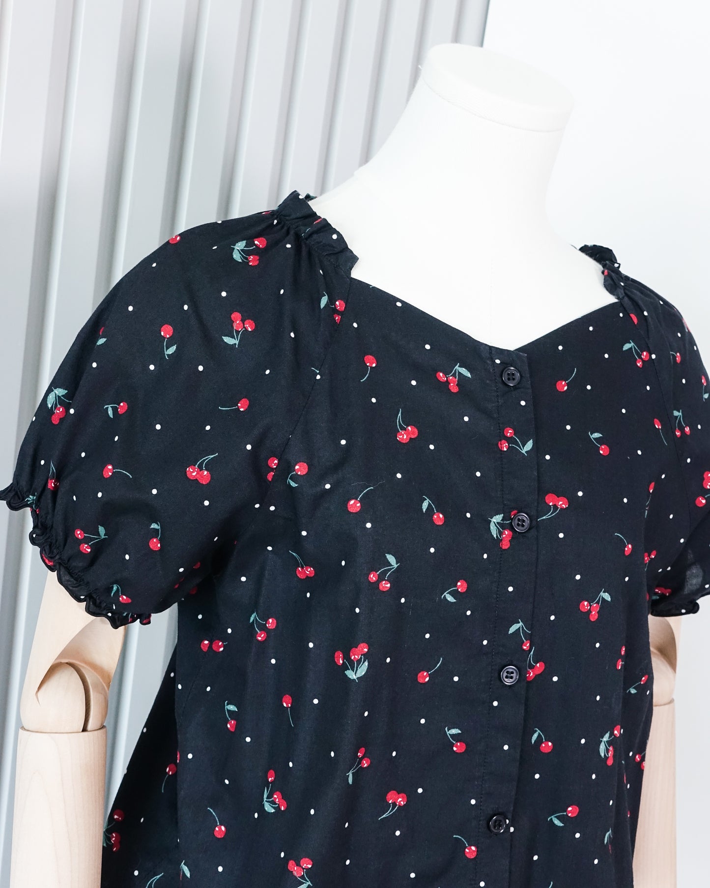 GLOBAL WORK Cherry Printed Puff Sleeve Button-front Top 櫻桃印花泡泡袖扣鈕上衣 | KOMMONS