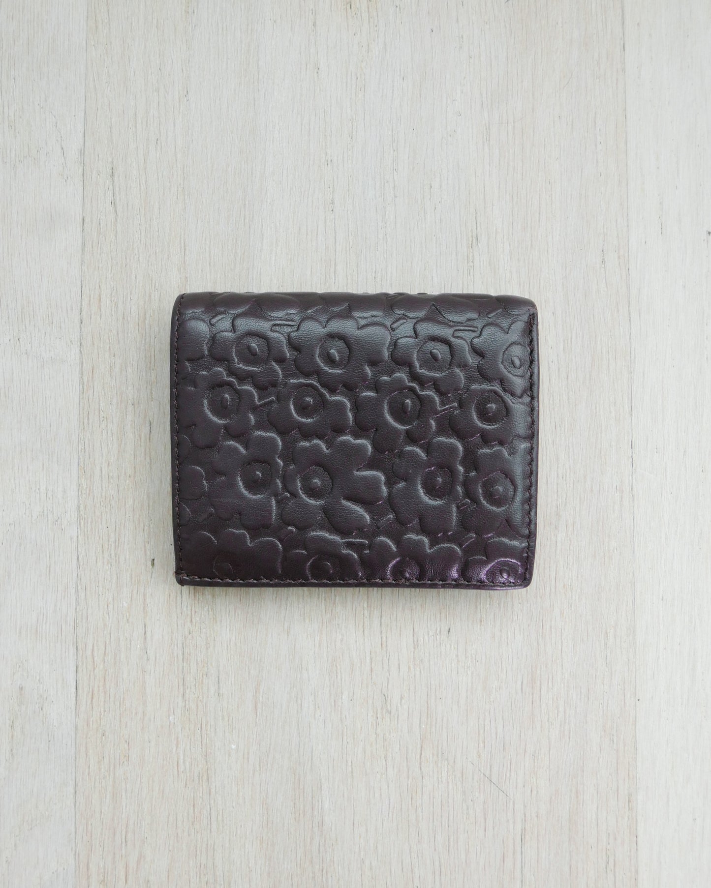 MARIMEKKO Floral Embossed Trifold Wallet 三摺短銀包 | KOMMONS