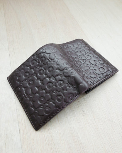 MARIMEKKO Floral Embossed Trifold Wallet 三摺短銀包 | KOMMONS