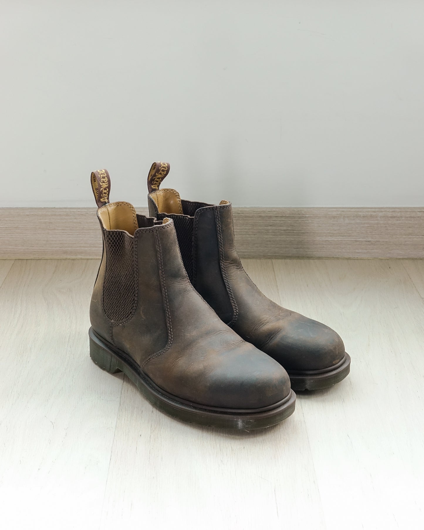 DR. MARTENS 2076 Crazy Horse Leather Chelsea Boot | KOMMONS