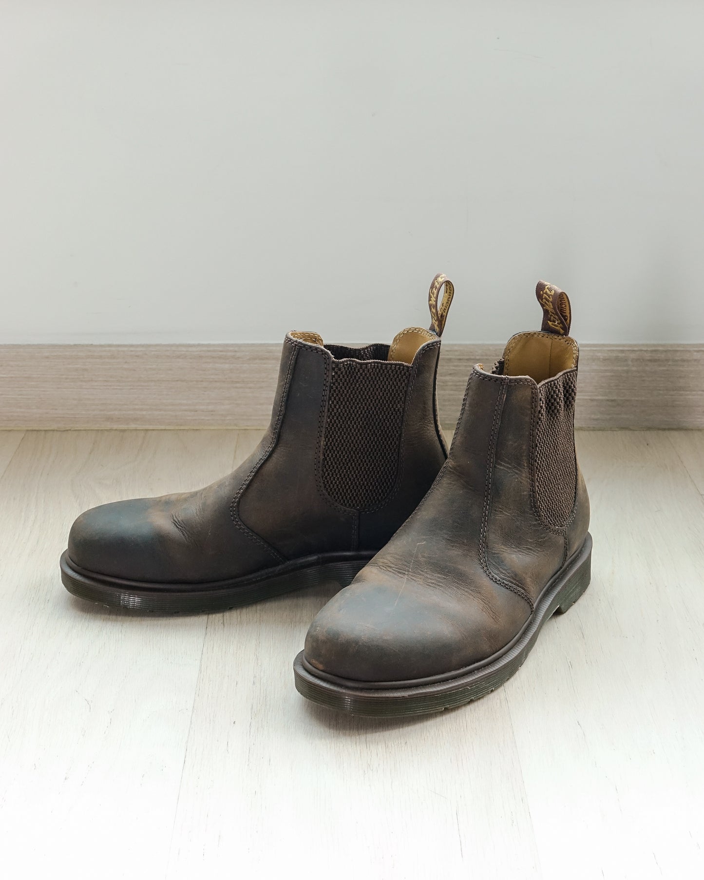 DR. MARTENS 2076 Crazy Horse Leather Chelsea Boot | KOMMONS