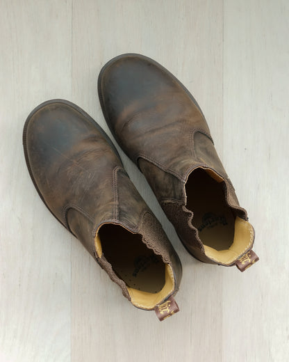 DR. MARTENS 2076 Crazy Horse Leather Chelsea Boot | KOMMONS