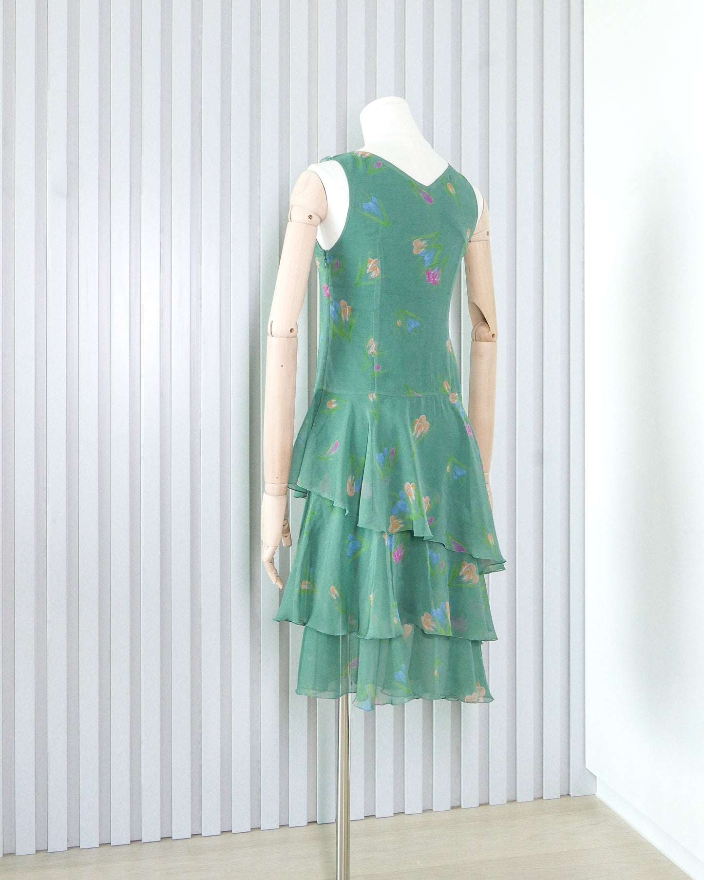 REVISITATION BY SCOTT HENSHALL Floral Chiffon Ruffle V-neck Sleeveless Midi Dress 雪紡荷葉邊V領背心連身裙 | KOMMONS