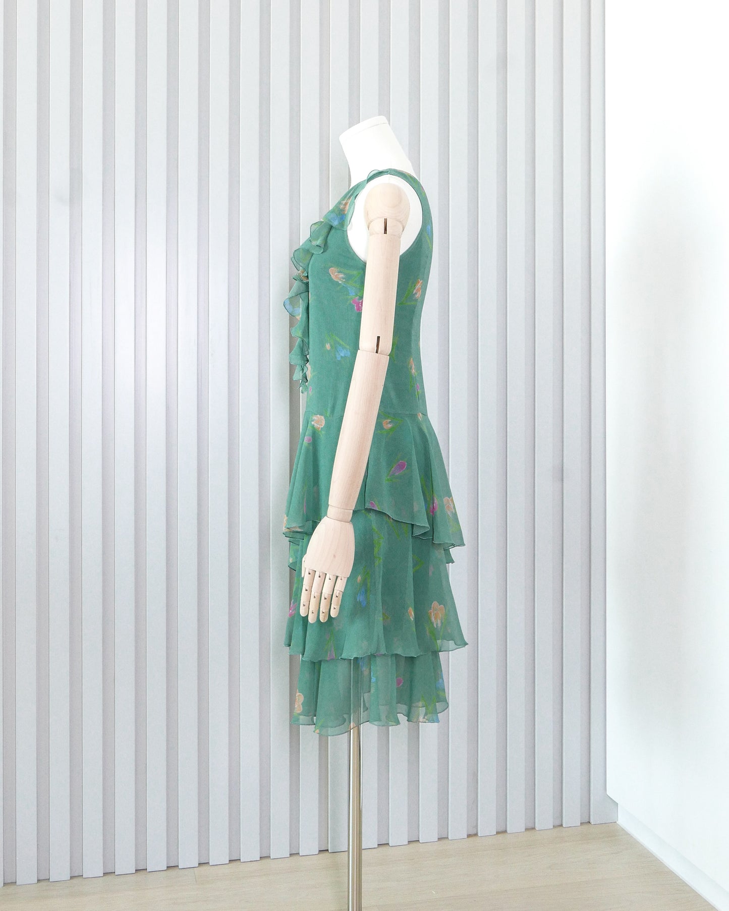 REVISITATION BY SCOTT HENSHALL Floral Chiffon Ruffle V-neck Sleeveless Midi Dress 雪紡荷葉邊V領背心連身裙 | KOMMONS