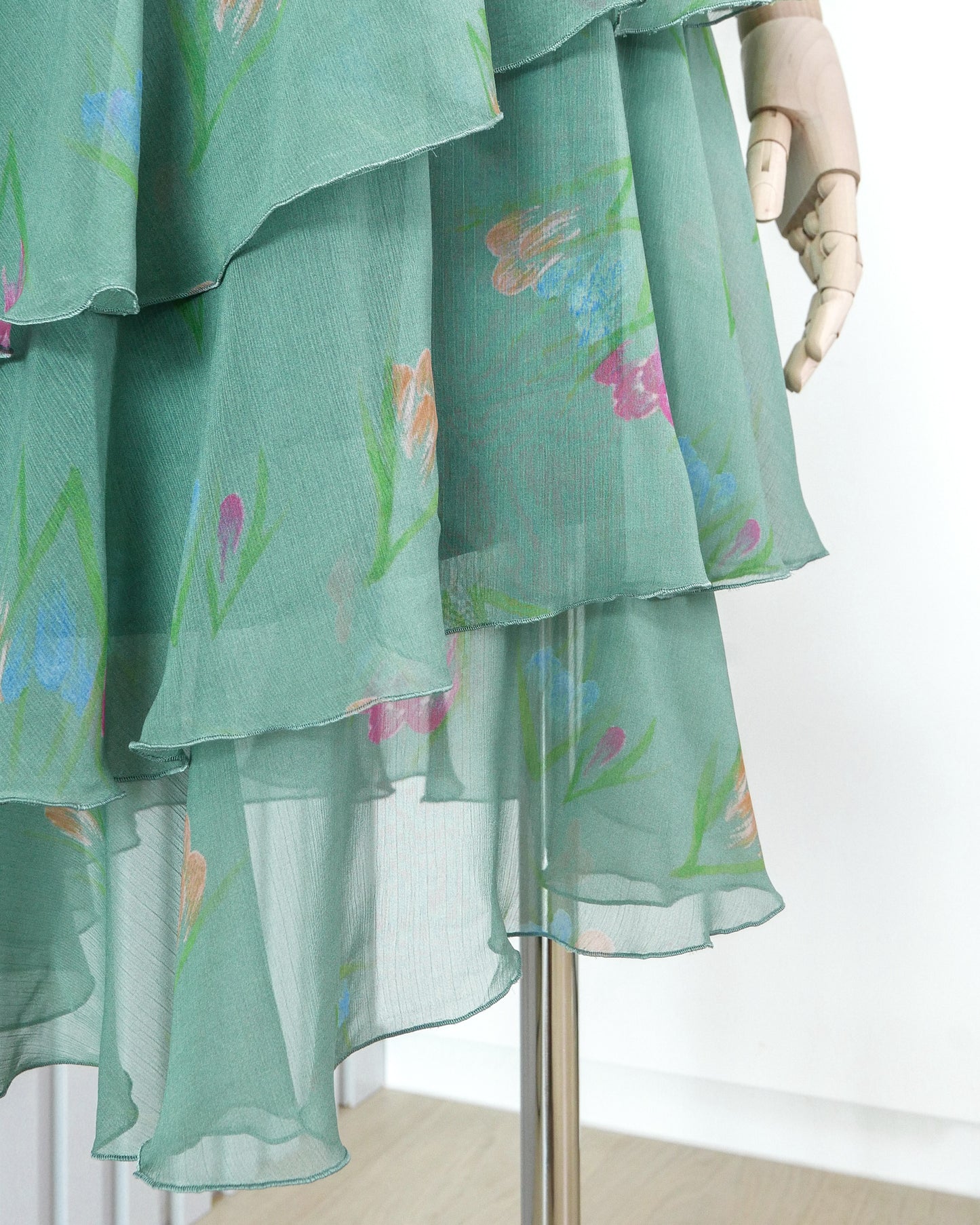 REVISITATION BY SCOTT HENSHALL Floral Chiffon Ruffle V-neck Sleeveless Midi Dress 雪紡荷葉邊V領背心連身裙 | KOMMONS