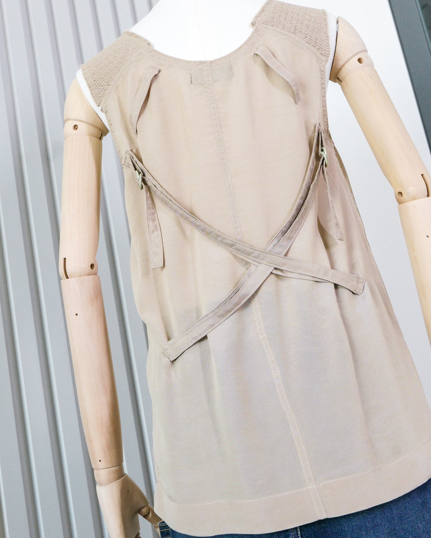 ZUCCA Utilitarian Style V-neck Long Vest with Strap Detail 工裝綁帶設計V領長背心 | KOMMONS