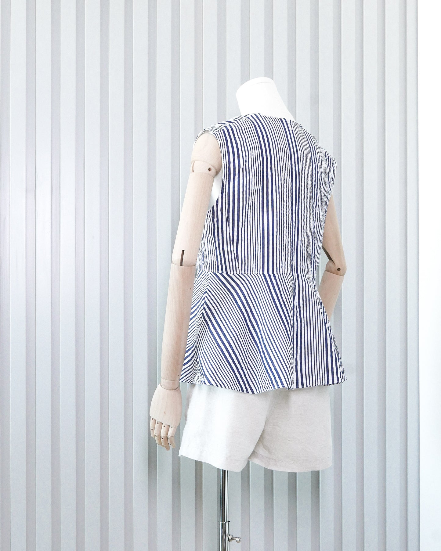 DEMI-LUXE BEAMS Striped Peplum Vest 直條裙擺背心 | KOMMONS