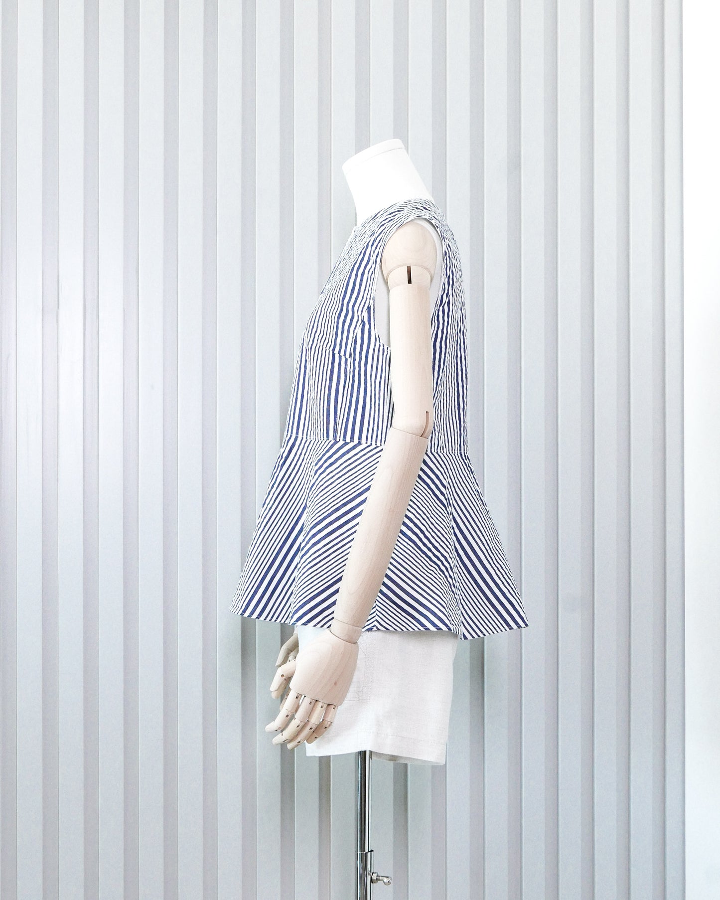 DEMI-LUXE BEAMS Striped Peplum Vest 直條裙擺背心 | KOMMONS