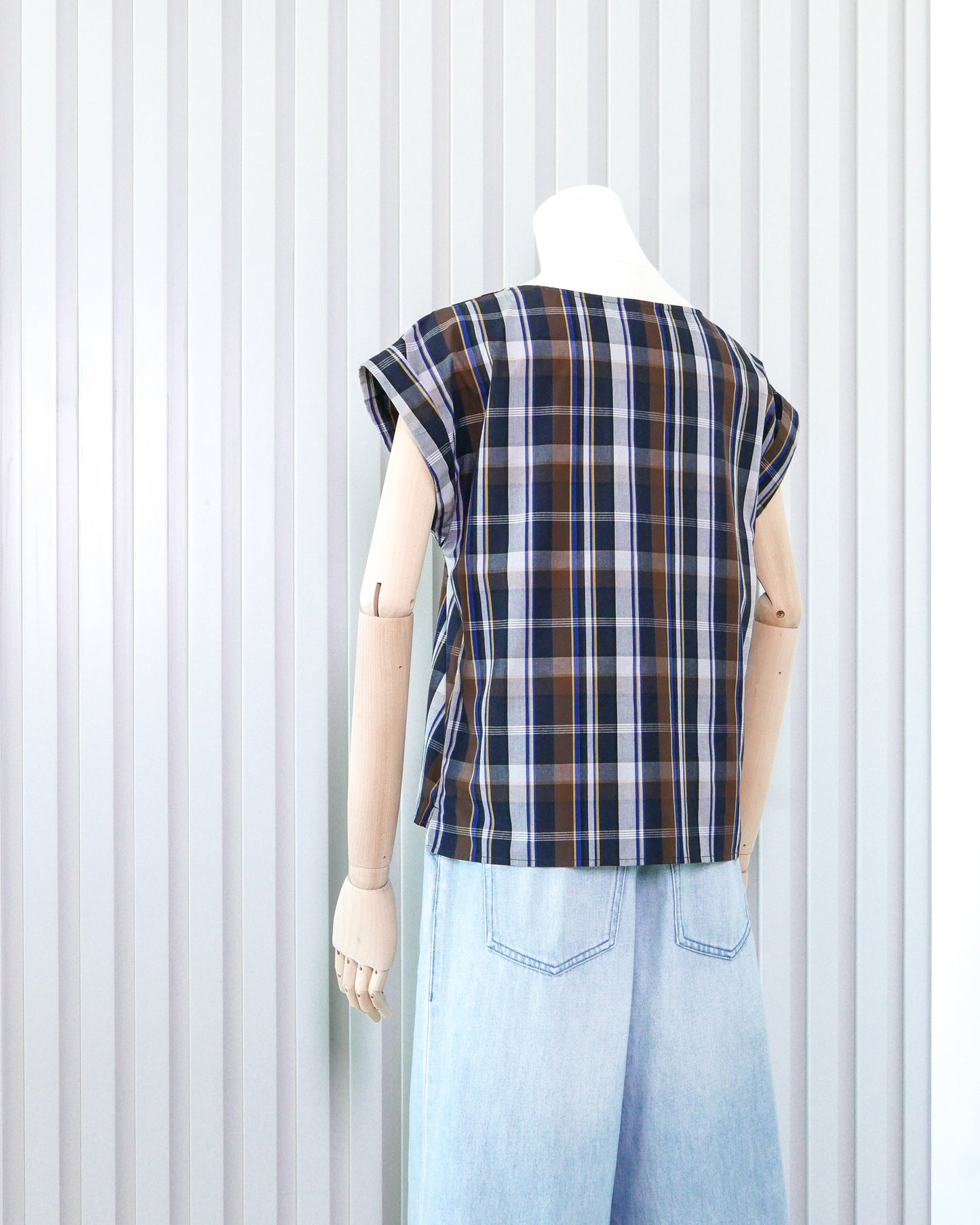 DESSIN Plaid Boat Neck Top with Button Detail 膊頭鈕扣格子船領上衣 | KOMMONS