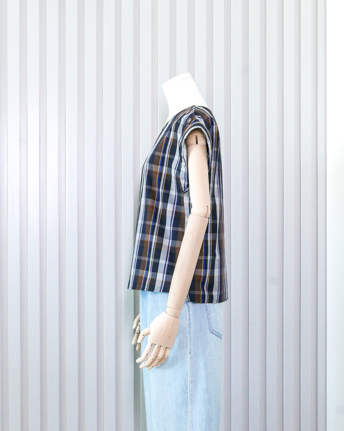 DESSIN Plaid Boat Neck Top with Button Detail 膊頭鈕扣格子船領上衣 | KOMMONS