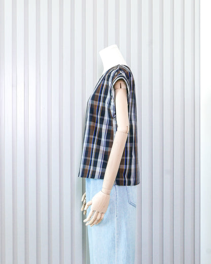 DESSIN Plaid Boat Neck Top with Button Detail 膊頭鈕扣格子船領上衣 | KOMMONS