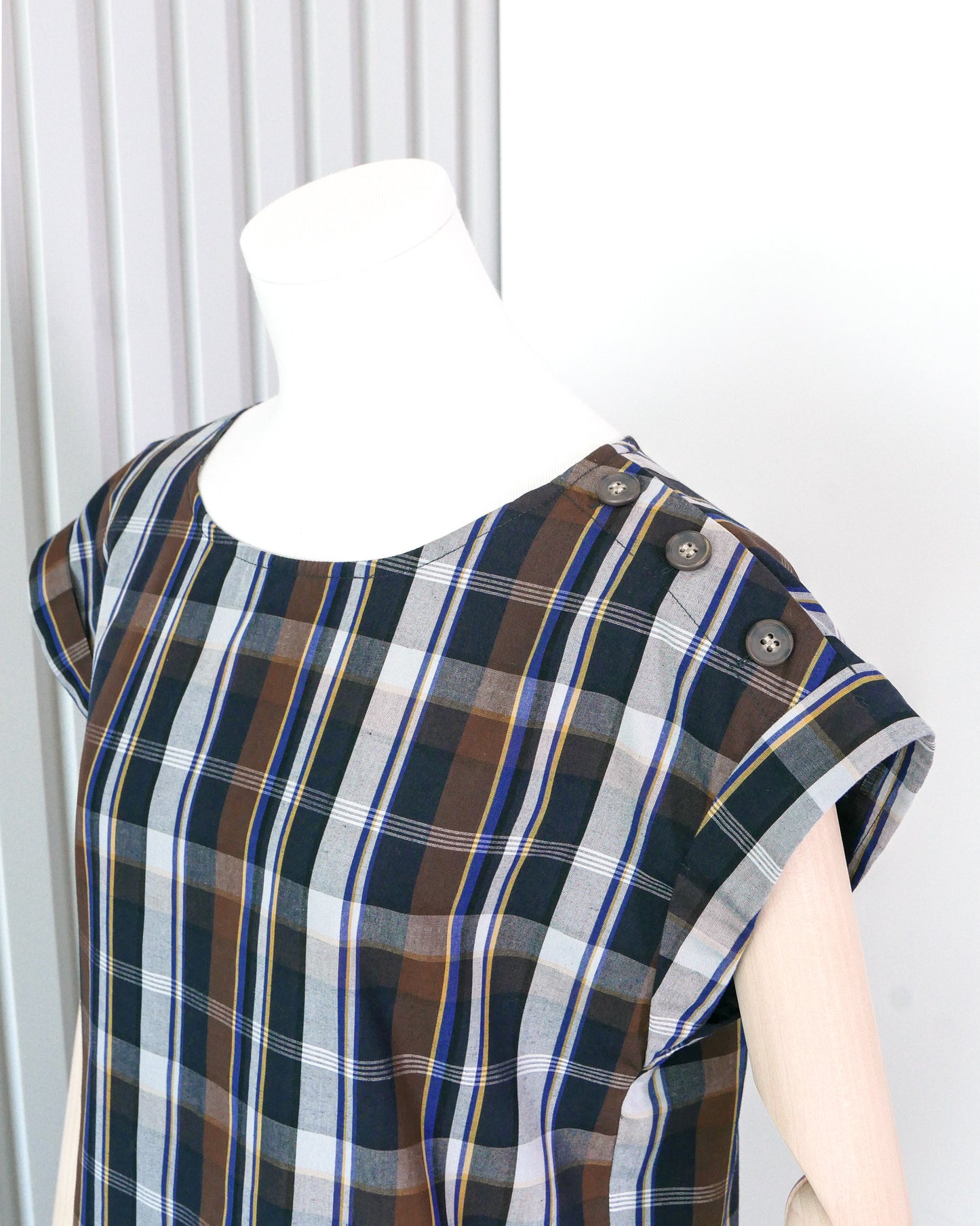 DESSIN Plaid Boat Neck Top with Button Detail 膊頭鈕扣格子船領上衣 | KOMMONS