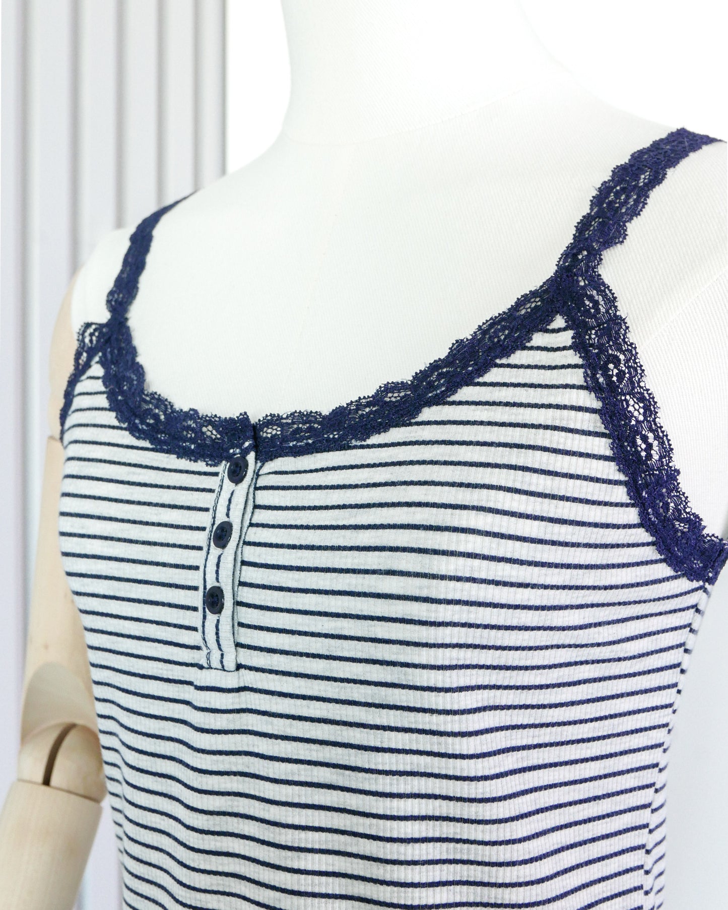 CHARLOTTE RUSSE Striped Button Front Lace Cami Top 橫間扣鈕蕾絲吊帶背心 | KOMMONS
