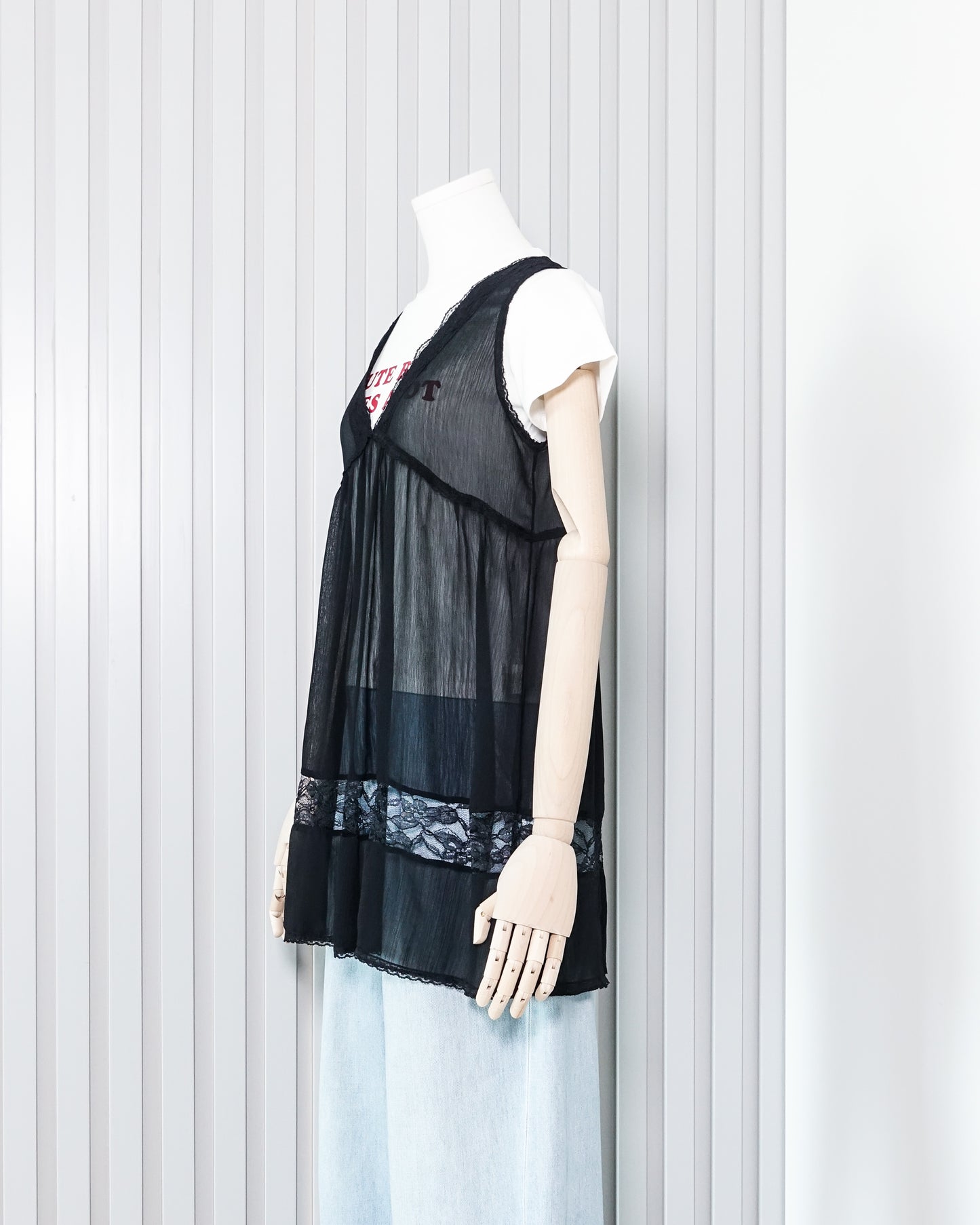 CHOUCHOU V-neck Lace Babydoll Vest V領蕾絲背心 | KOMMONS