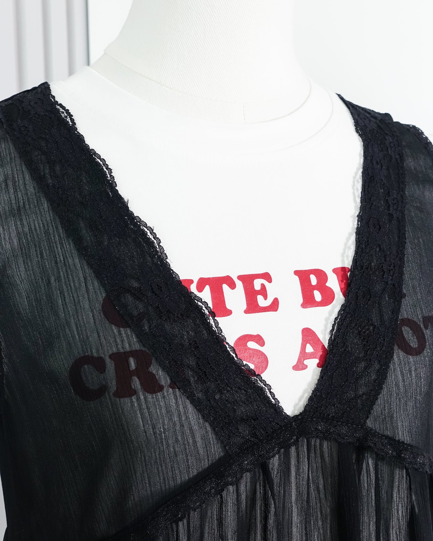 CHOUCHOU V-neck Lace Babydoll Vest V領蕾絲背心 | KOMMONS