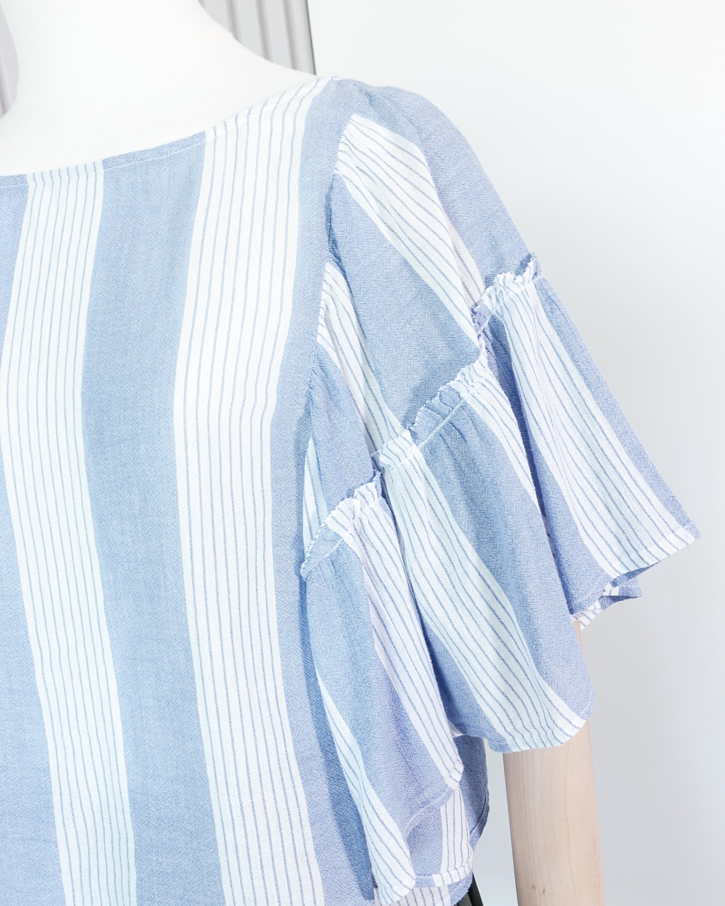AMERICAN EAGLE Flared Sleeve Striped Top 喇叭袖橫間上衣 | KOMMONS