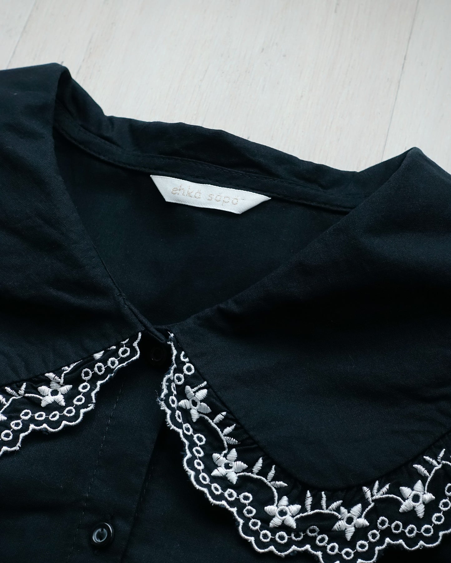 EHKA SOPO Embroidered Collar Puff Sleeve Shirt 蕾絲領泡泡袖恤衫 | KOMMONS
