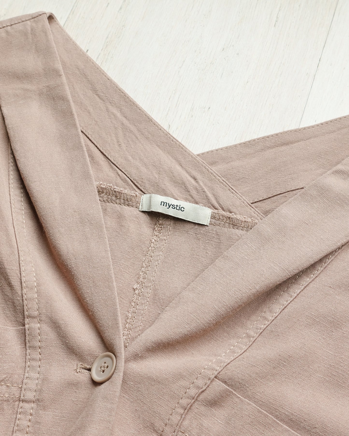 MYSTIC V-neck Button Front Top with Belt 麻質V領束腰上衣 | KOMMONS