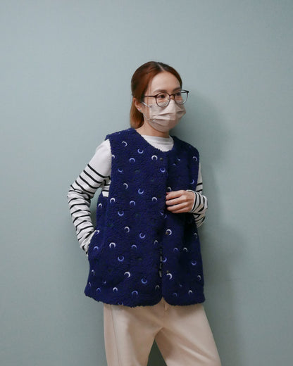 繡花搖粒絨馬甲 - 深藍 | Made by Chifa