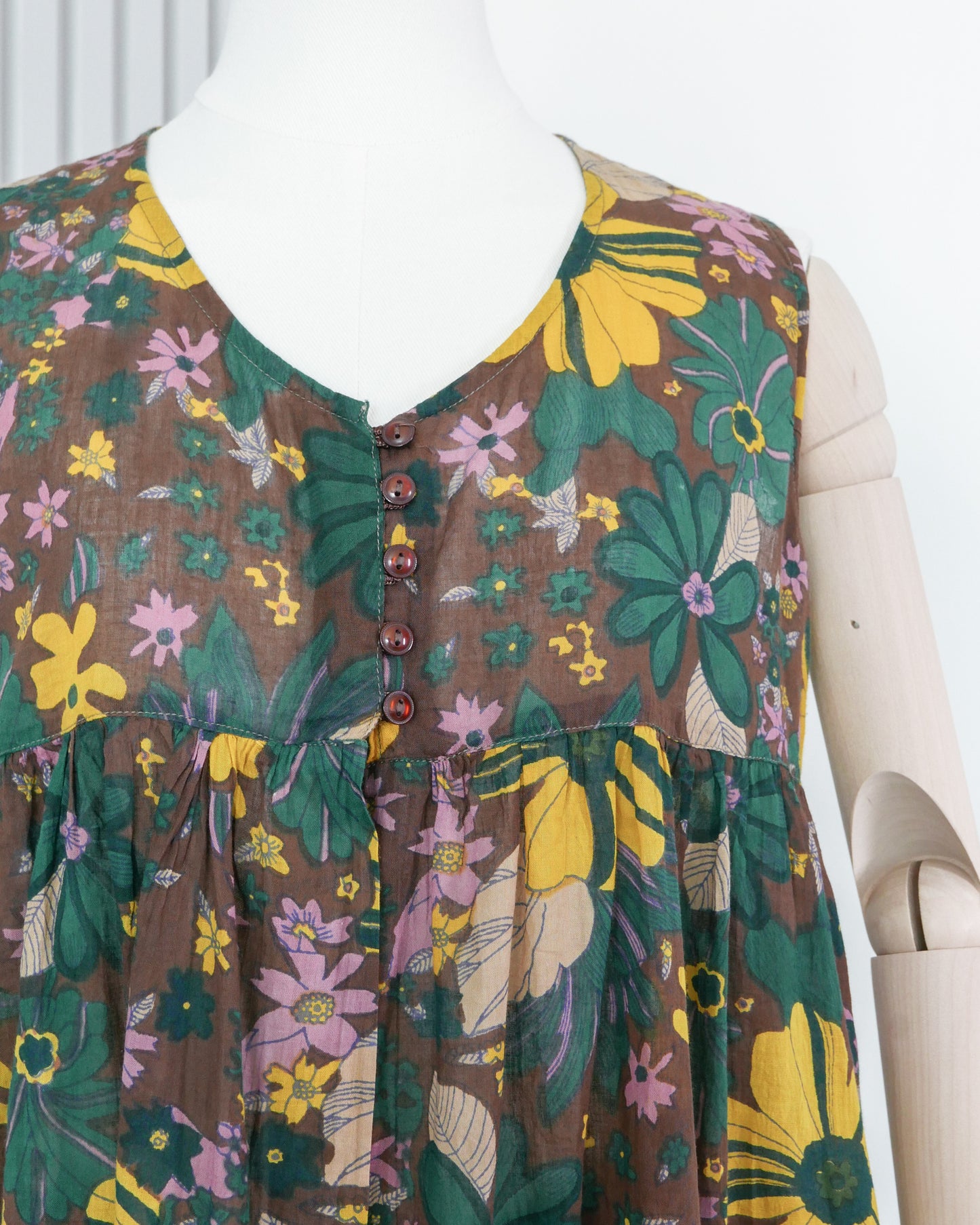 CRAZY DOLL Floral Flowy Button Front V-Neck Vest 印花飄逸扣鈕V領背心 | KOMMONS