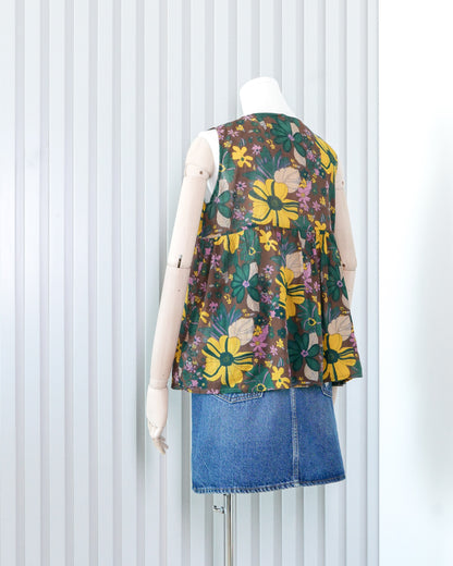 CRAZY DOLL Floral Flowy Button Front V-Neck Vest 印花飄逸扣鈕V領背心 | KOMMONS