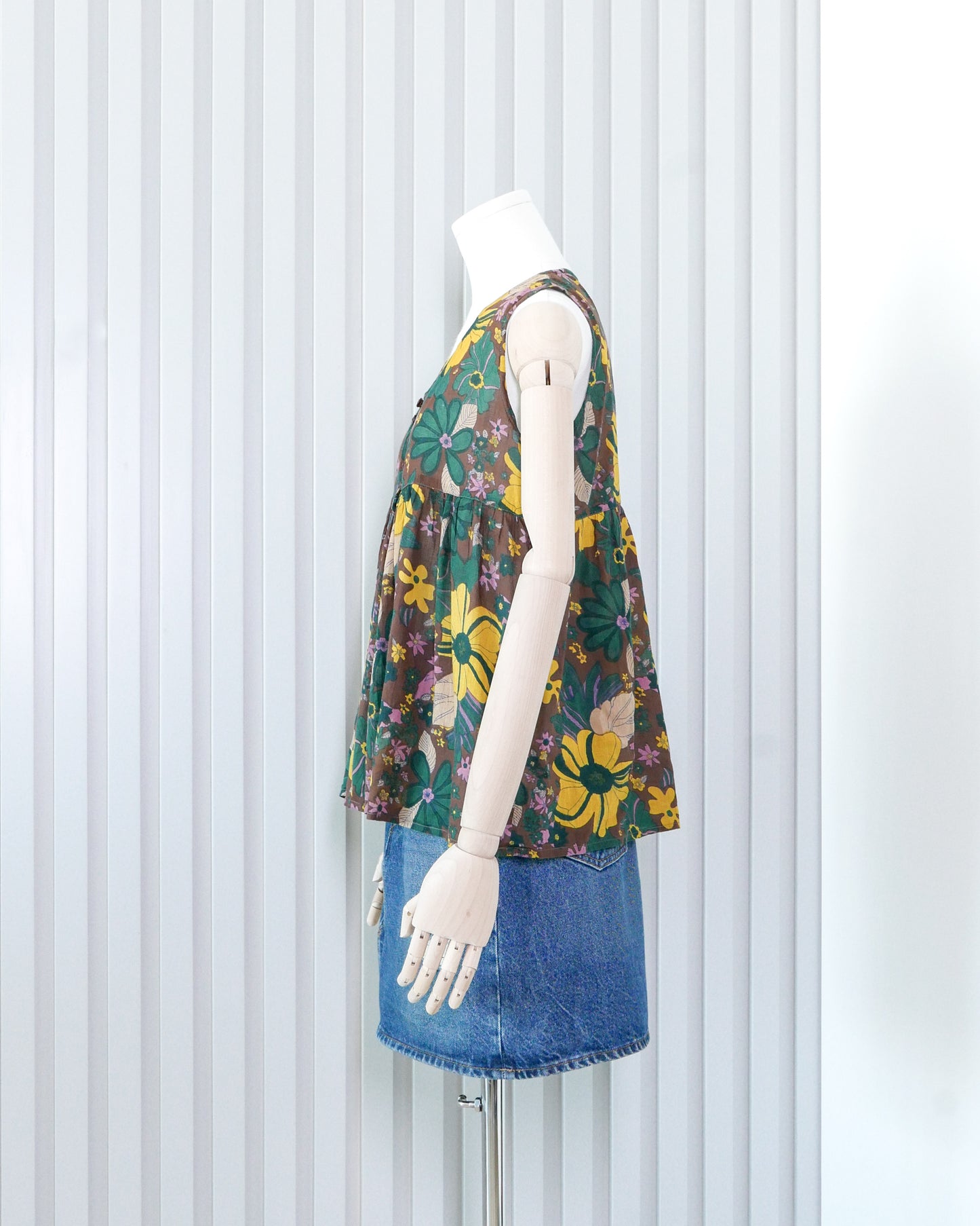 CRAZY DOLL Floral Flowy Button Front V-Neck Vest 印花飄逸扣鈕V領背心 | KOMMONS