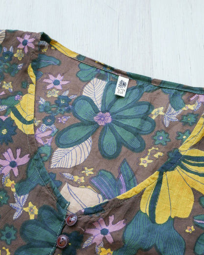 CRAZY DOLL Floral Flowy Button Front V-Neck Vest 印花飄逸扣鈕V領背心 | KOMMONS