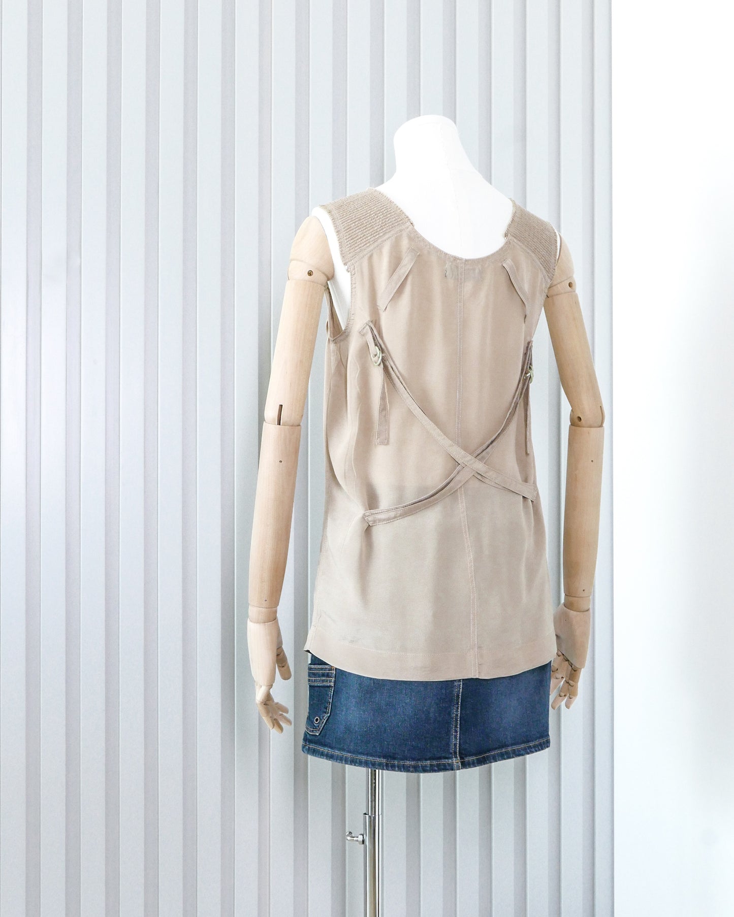 ZUCCA Utilitarian Style V-neck Long Vest with Strap Detail 工裝綁帶設計V領長背心 | KOMMONS