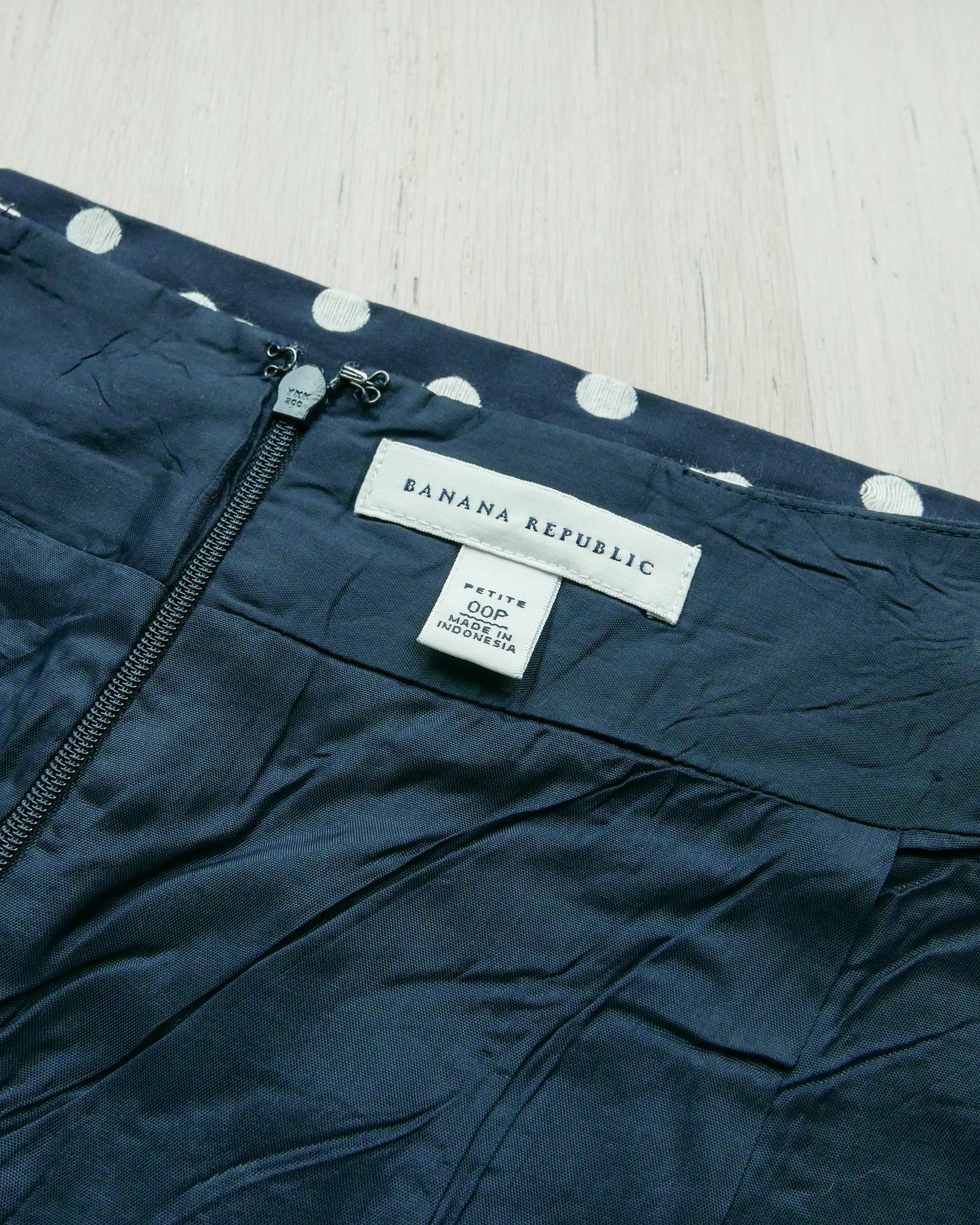 BANANA REPUBLIC Polka Dot Embroidery Pencil Skirt 波點刺繡半截裙 | KOMMONS